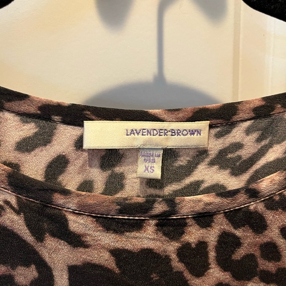 Lavender Brown Silk Short Sleeve Leopard Print Crewneck Top, XS - Picture 3 of 5